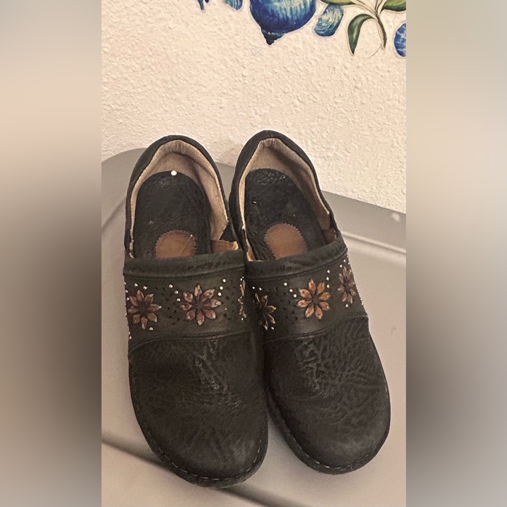 Wemens Ariat shoes 71/2